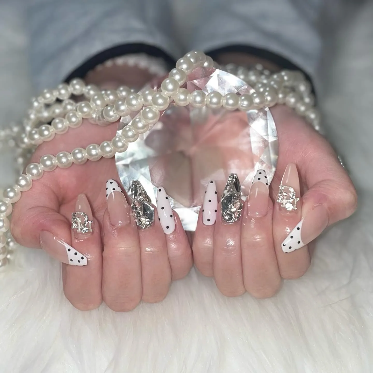 最近人気の 白フレンチ × ドット 🤍